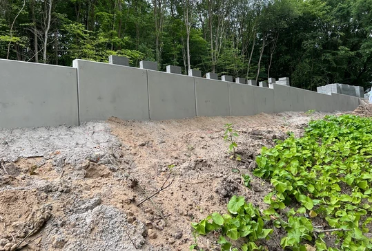construction d'un mur de soutènement à partir d'éléments en béton préfabriqué
