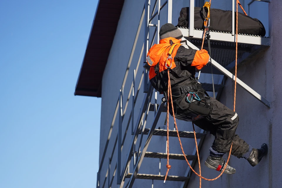 Bureau d'architecte avec plans techniques détaillés étalés sur table de travail