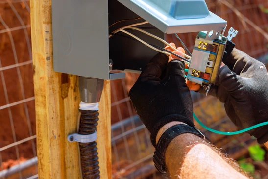 Plombier professionnel travaillant sur installation de chauffage en intérieur