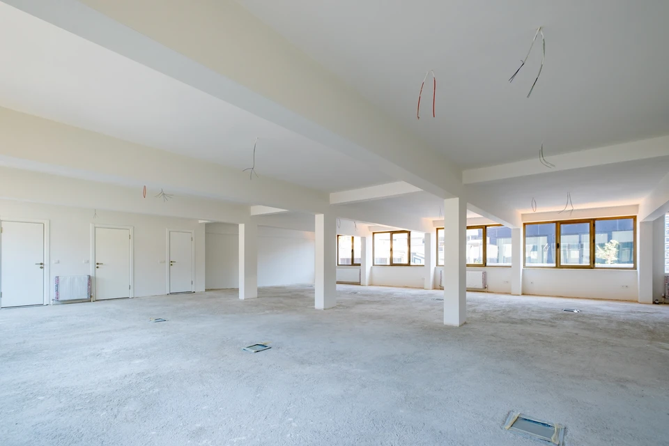 Chantier de construction résidentielle en cours avec ouvriers assemblant la structure d'une maison individuelle