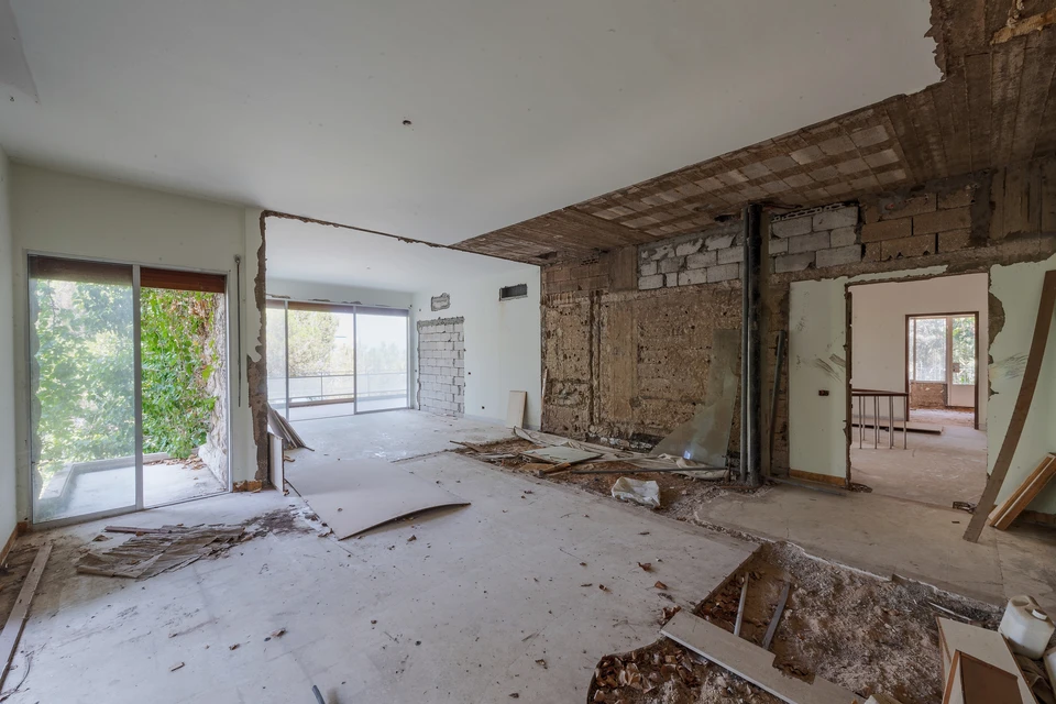 Chantier de construction intérieur avec mur en briques apparentes