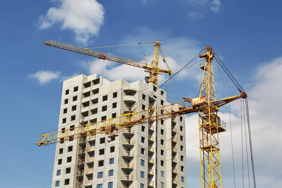Chantier de construction extérieur avec structure en béton armé en cours d'édification