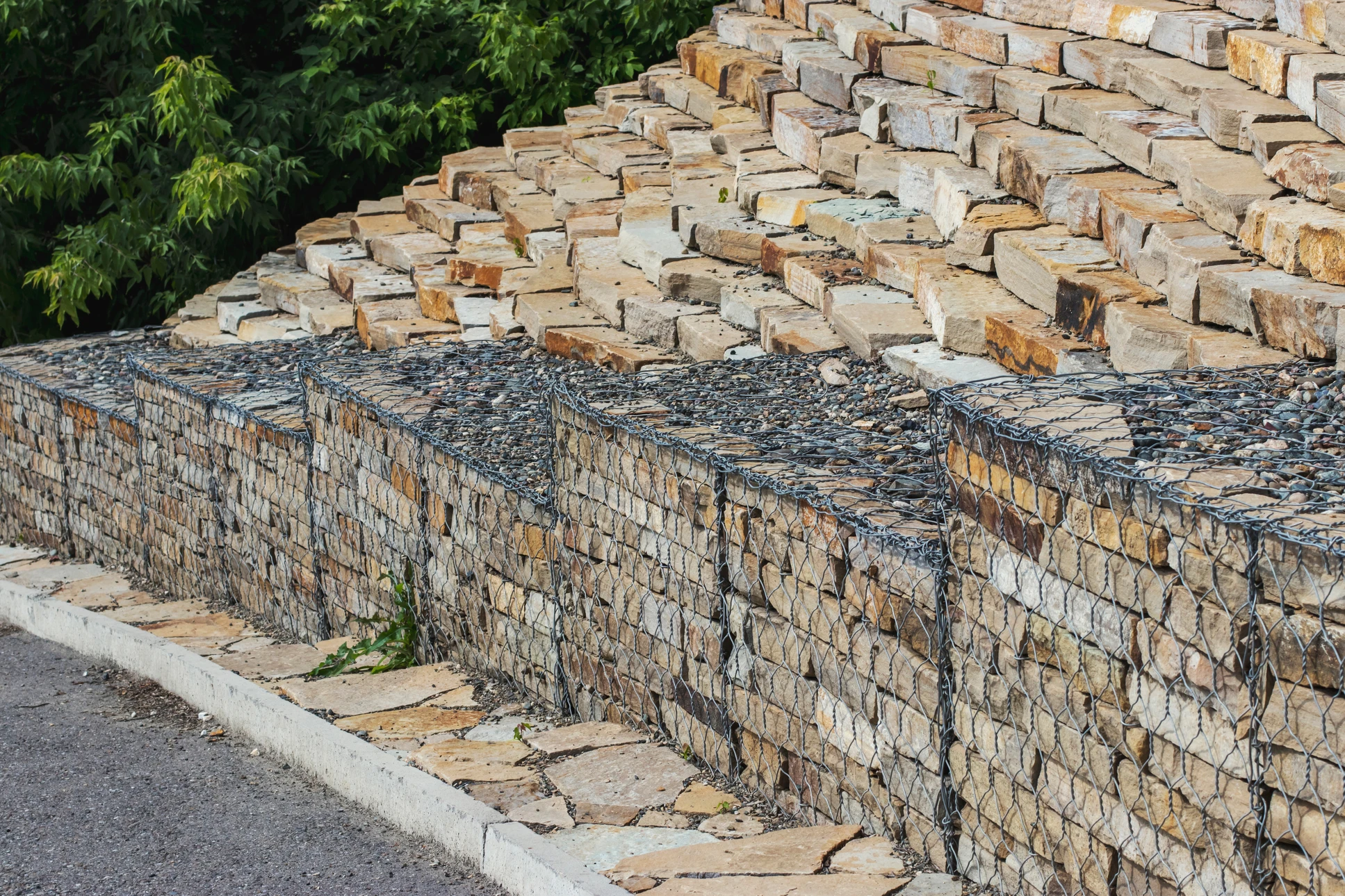 Des marches en pierre naturelle et un mur de soutènement dans le jardin